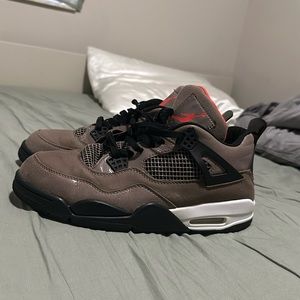 Air Jordan Retro 4’s Taupe Haze. Size 11